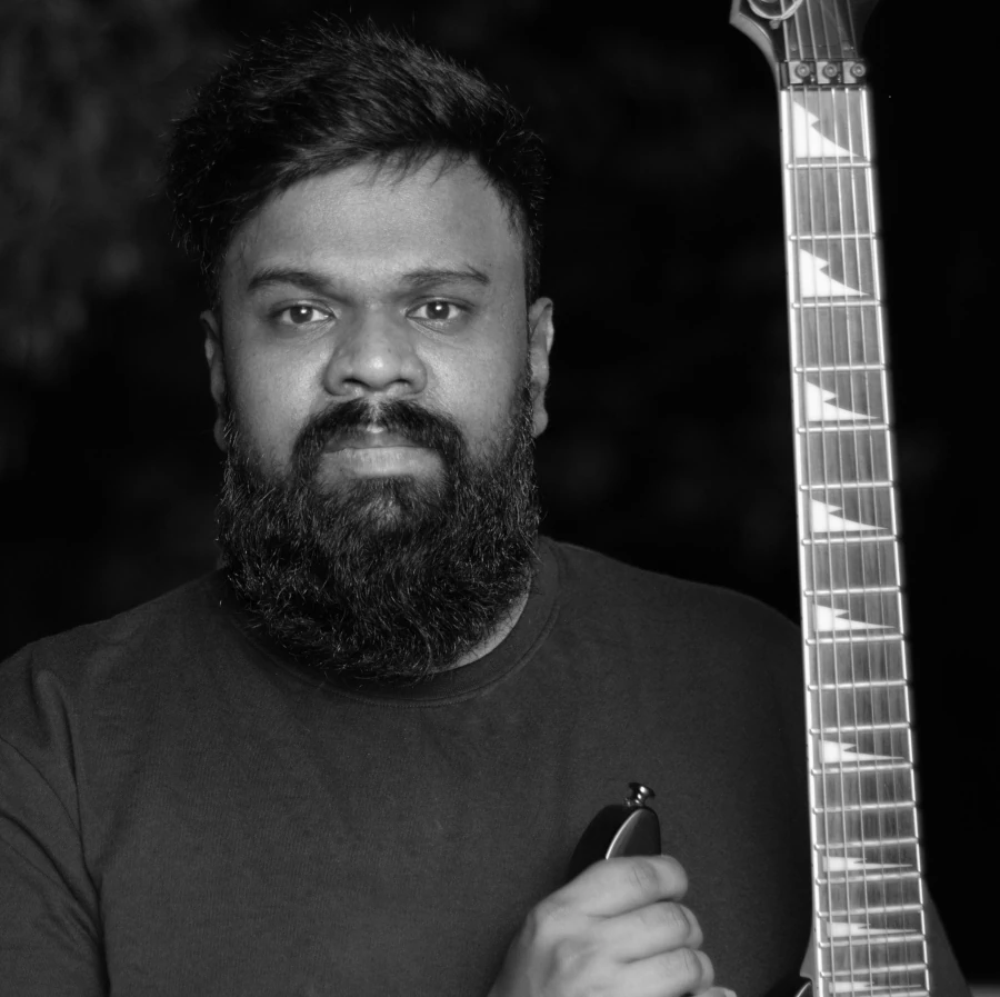picture of The Bearded Guitarist holding his guitar
